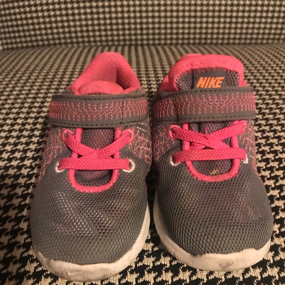 Toddler girls Nike grey and pink sneakers - Picture 3 of 3